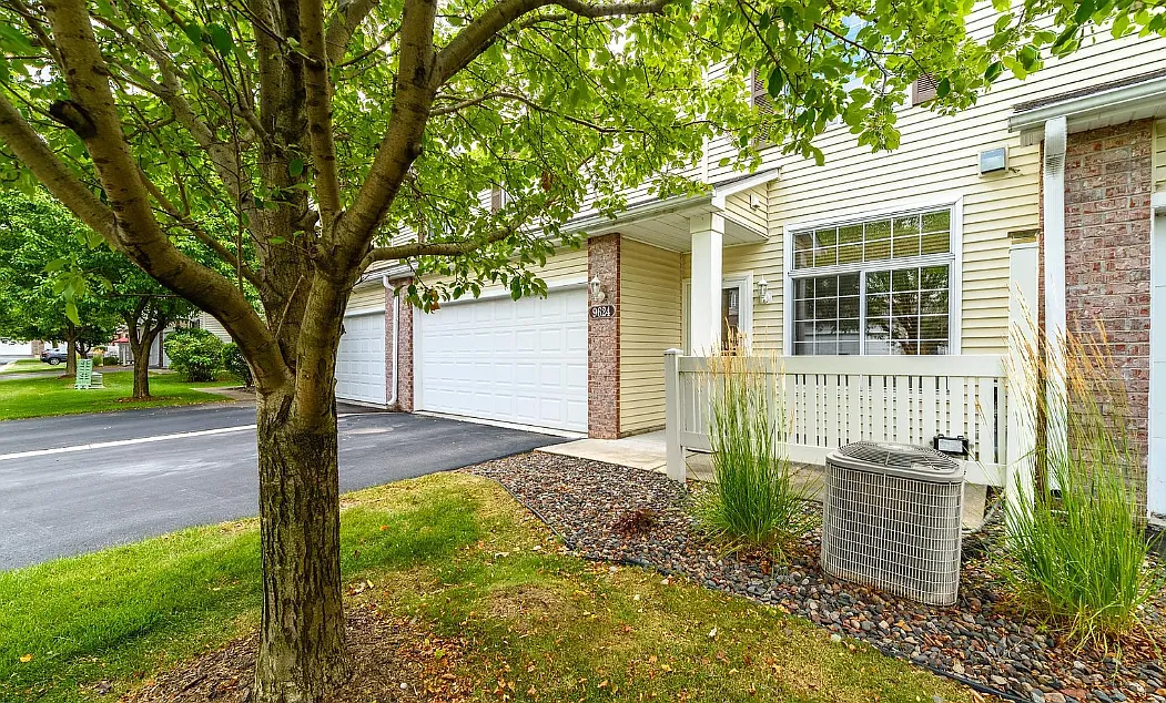 2 bed, 1.5 bath, 1489 sqft, $2,050 — Photo 2