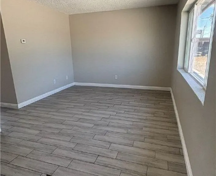 718 W Wilson Ave — Photo 2