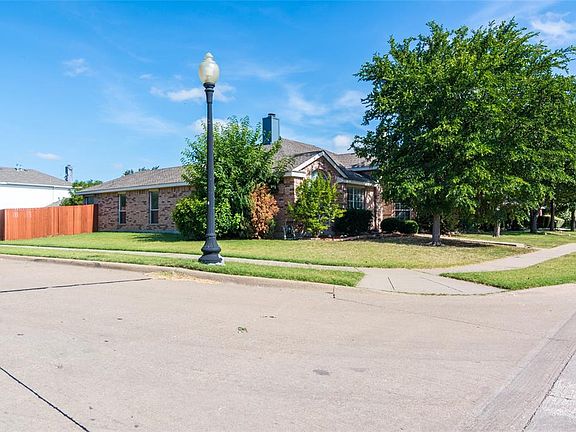 2nd image of 3912 Gardenia Ln