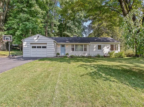 135 Edgemere Ln, Fayetteville, NY 13066