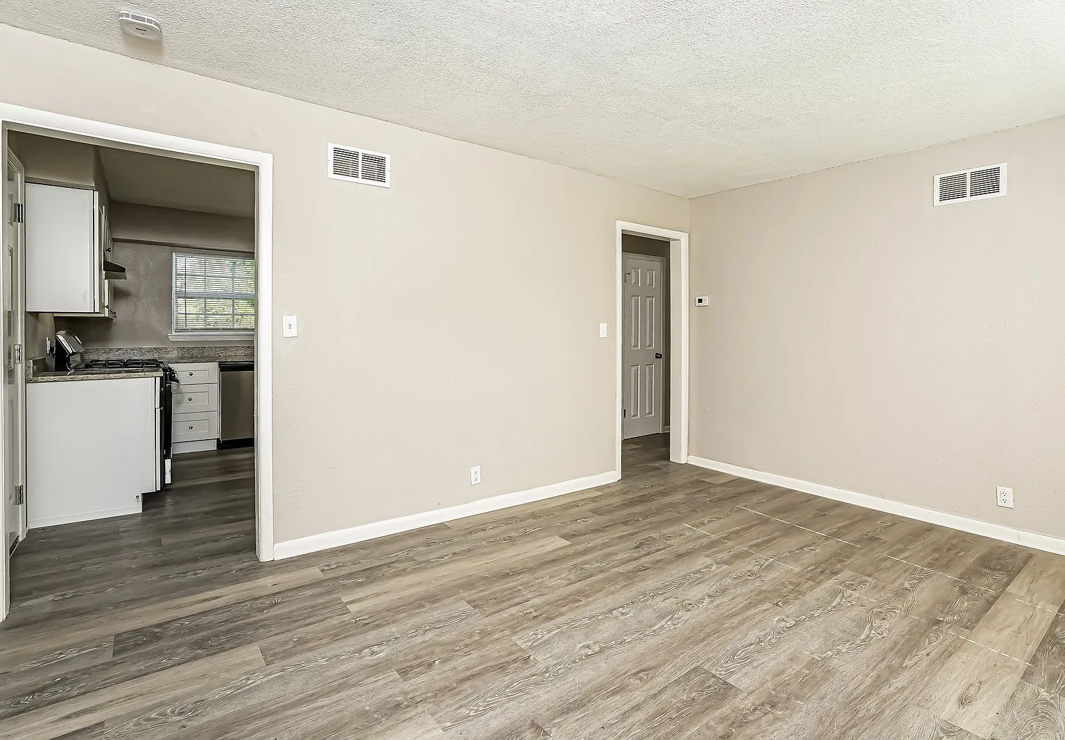 3 bed, 1.0 bath, 912 sqft, $1,197 — Photo 2