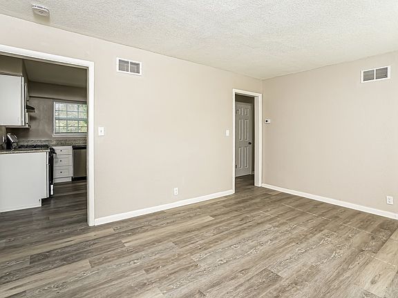 1583682_002_living_room_12870166.jpg