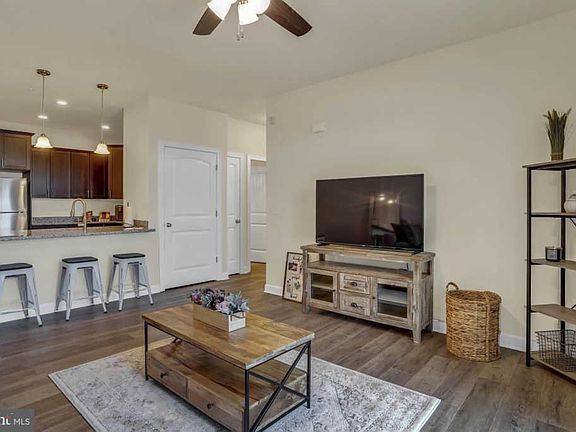 5th image of 22 Heritage Ct #D