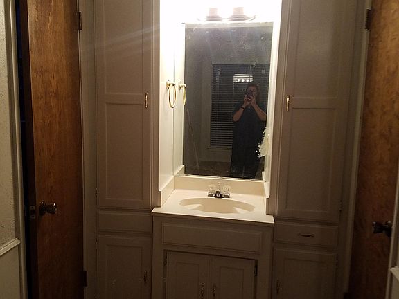 5th image of 647 Pleasant Manor Ave