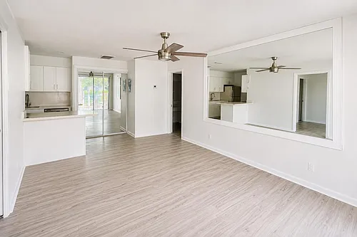 612 Executive Center Dr #207 Photo 1