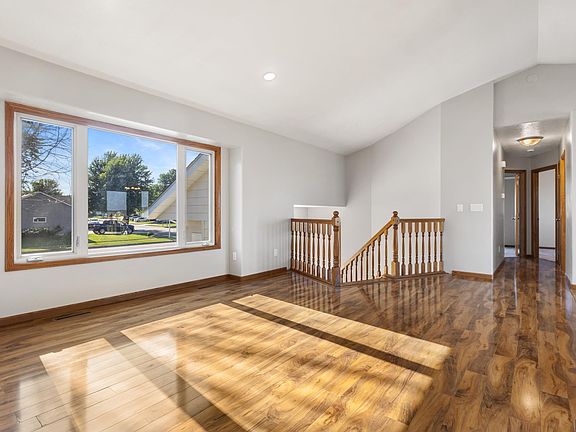 5th image of 608 N Dubuque Ave