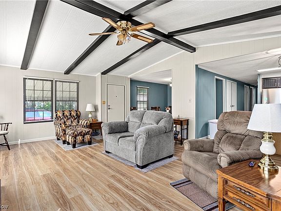 4th image of 229 Hickory Cir