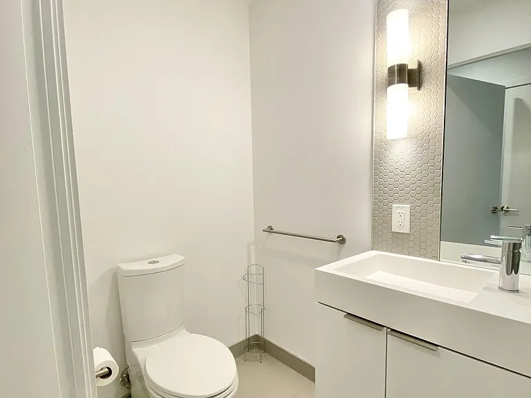 33 Helendale Ave #1906 — Photo 9