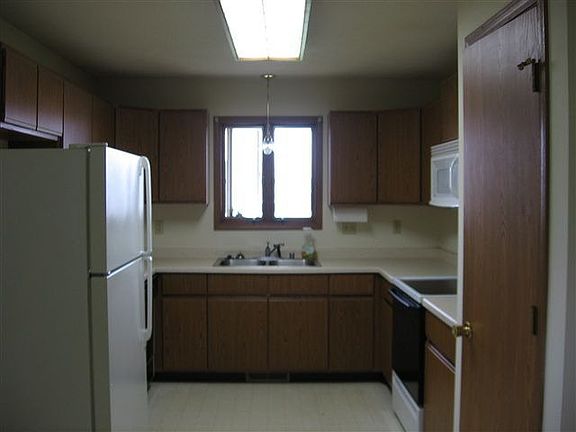3rd image of 135 Countryside Dr