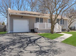 29 Wayside Ln, Selden, NY 11784