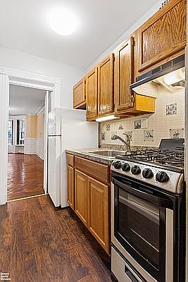4th image of 910 President St Floor 1