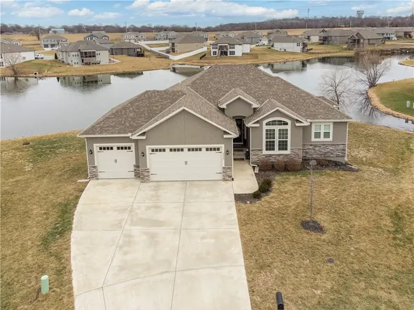 1111 SW Crabtree Cir, Oak Grove, MO 64075