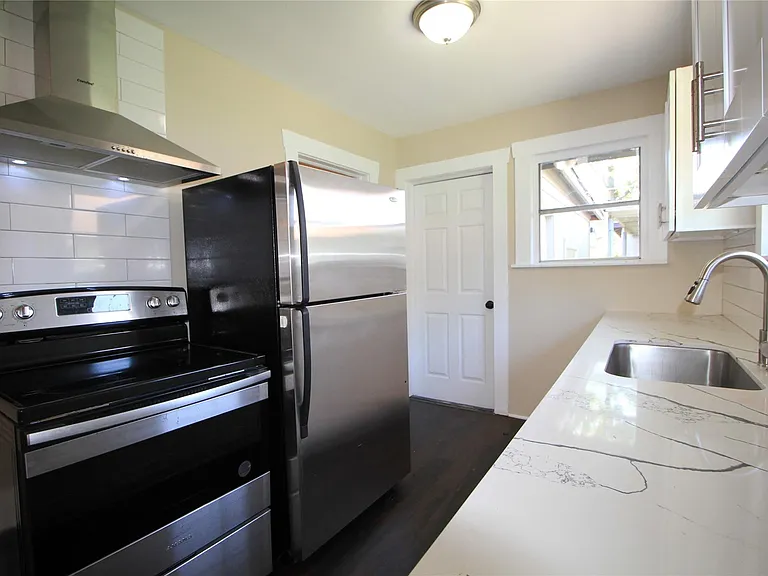 2616 Oakcliff St — Photo 8