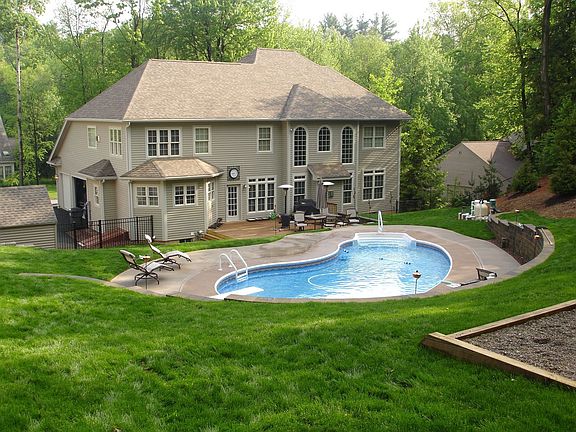 2nd image of 10 Bear Brook Ct