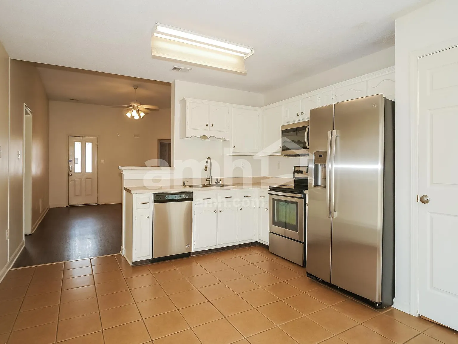 3 bed, 2.0 bath, 1964 sqft, $2,215 — Photo 4