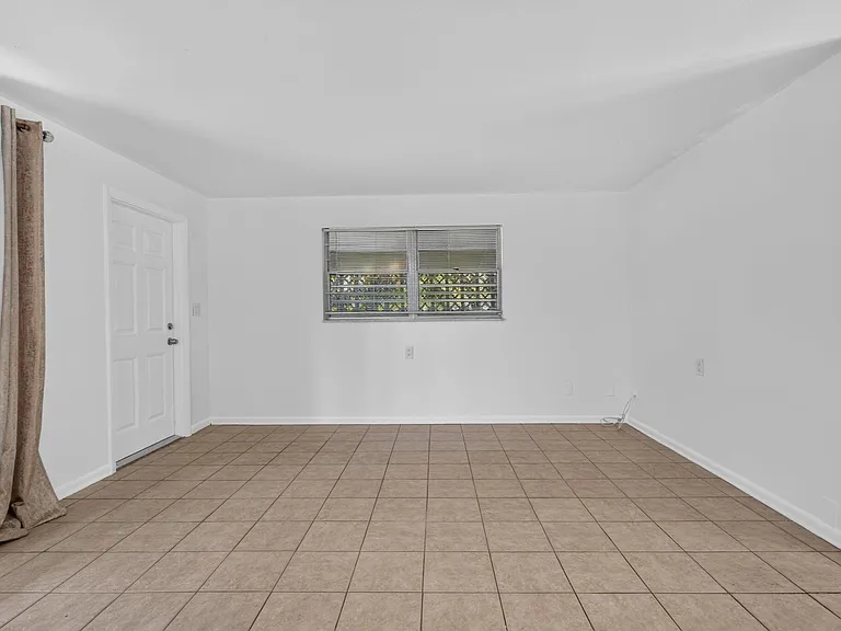 101 Beverly Rd E — Photo 15
