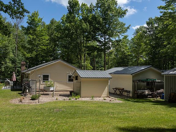 3rd image of 7692 Lakeview Dr