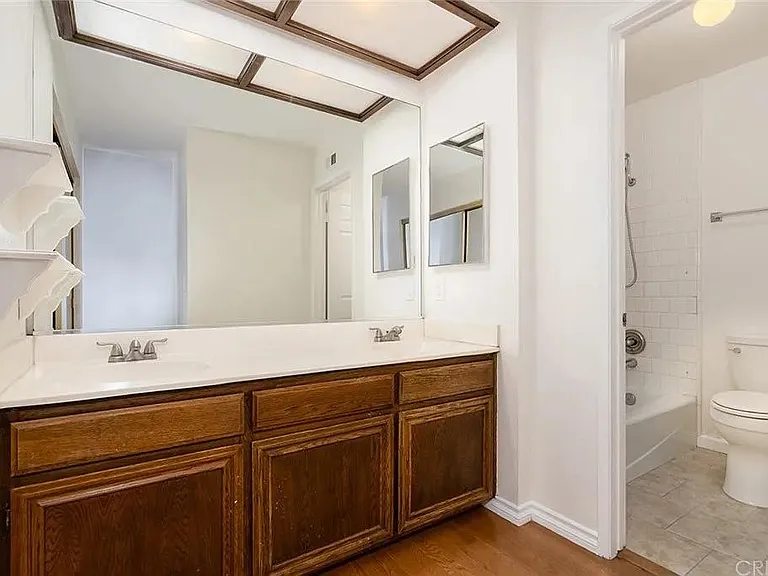 Cabinets show old picture. They have all been replaced by new ones.