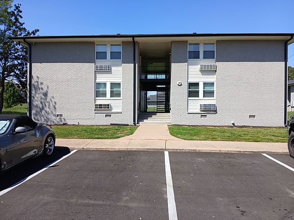 2nd image of 405 Oak St #D25