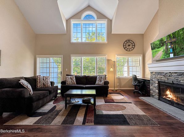 9253 Mountainside Dr, Hancock, MA 01237