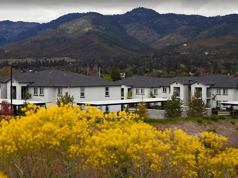 Shasta Courtyards — Photo 10