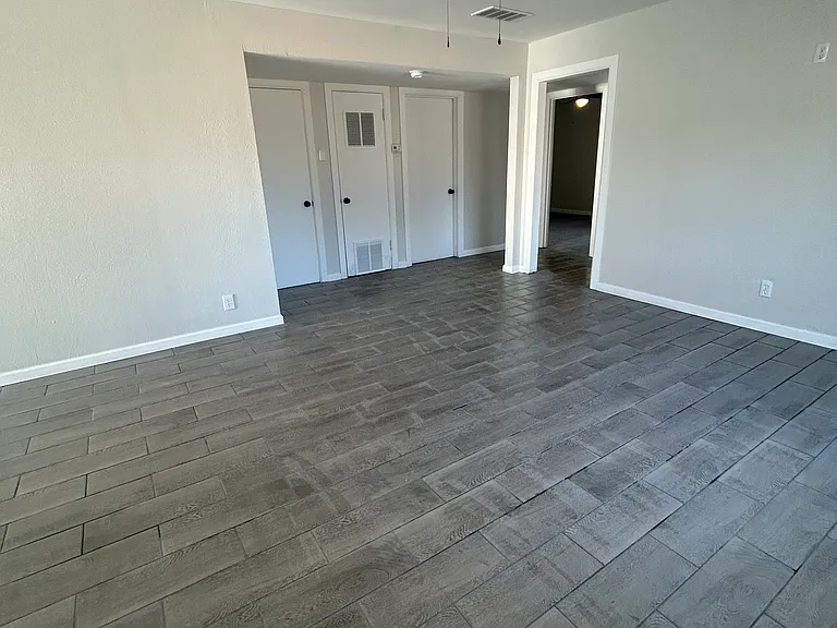 1202 W 20th St — Photo 10
