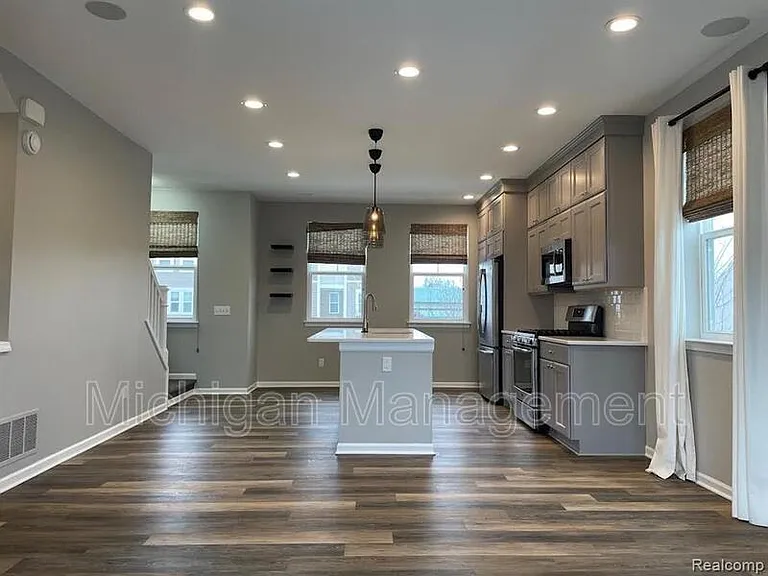 411 Wright St — Photo 6