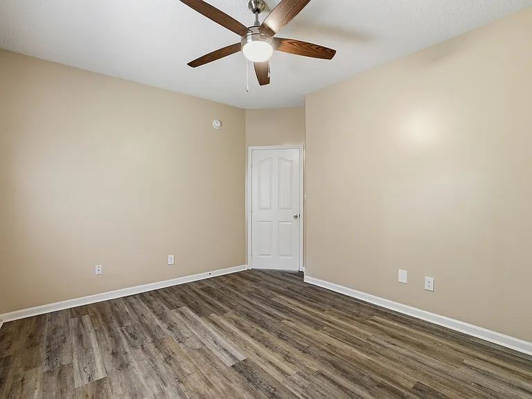 Sterling Pointe Apartments — Photo 24