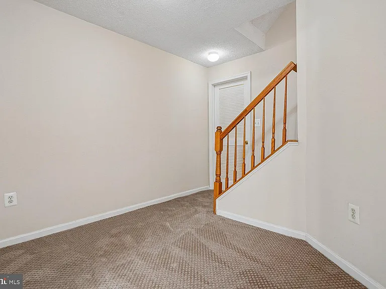 14677 Cloverdale Rd — Photo 55