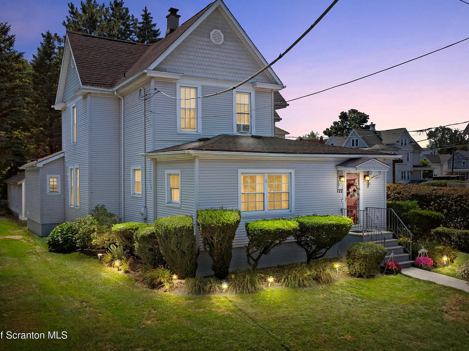 6 bed, 2.5 bath, 2500 sqft, $3,300 — Photo 2