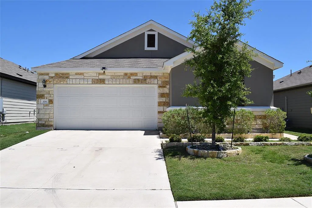 4 bed, 2.0 bath, 1924 sqft, $2,050 — Photo 1