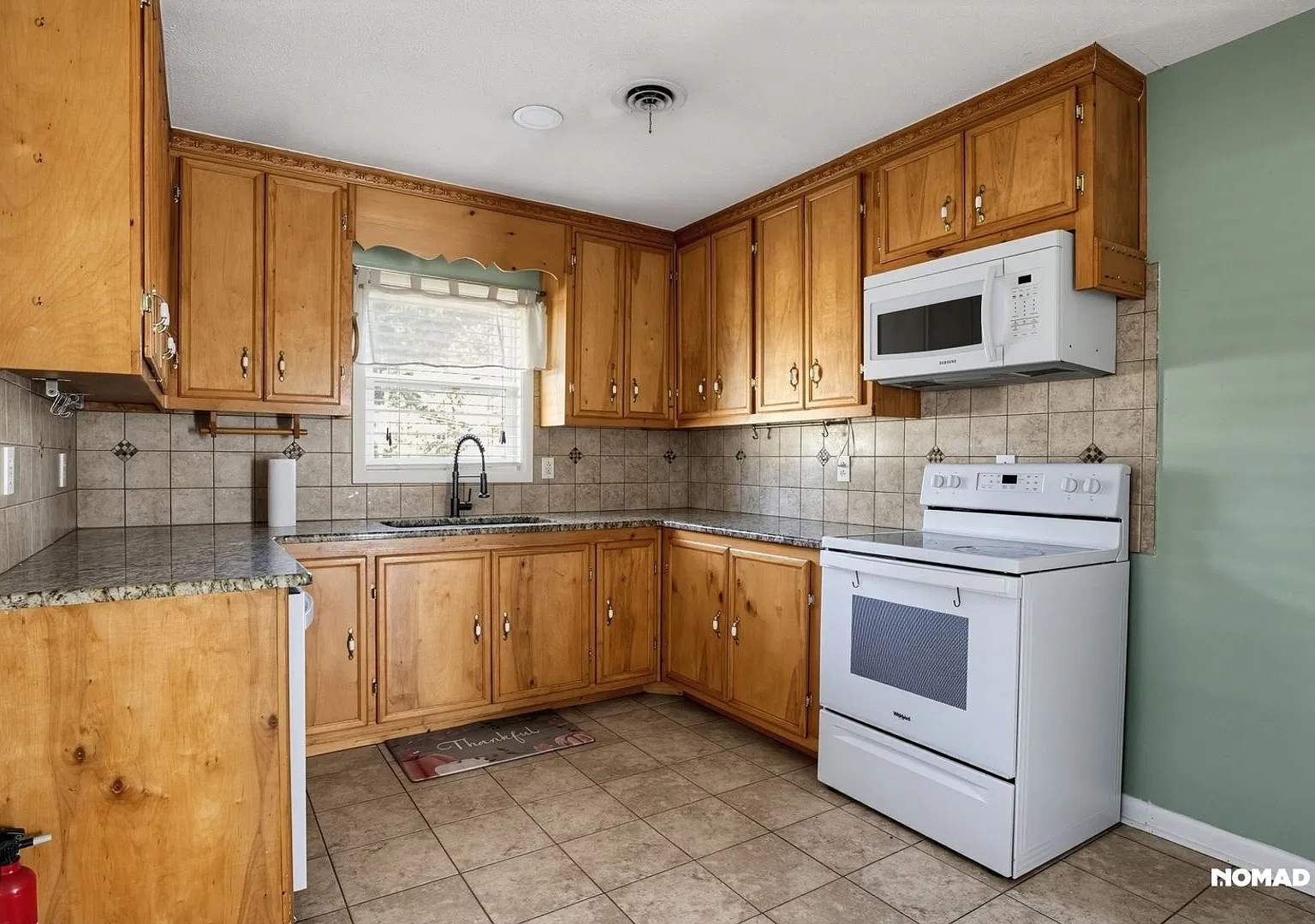 3BR Home + Sunroom & Detached Bonus Space — Photo 3