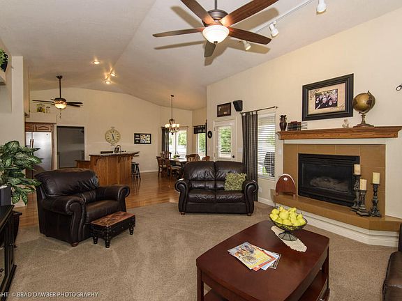 5th image of 1131 E Saint James Ln
