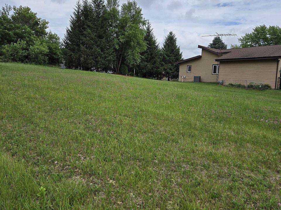2nd image of 203 Candlewick Dr NE