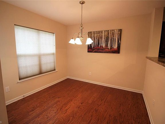 4th image of 114 Goldfinch Ave