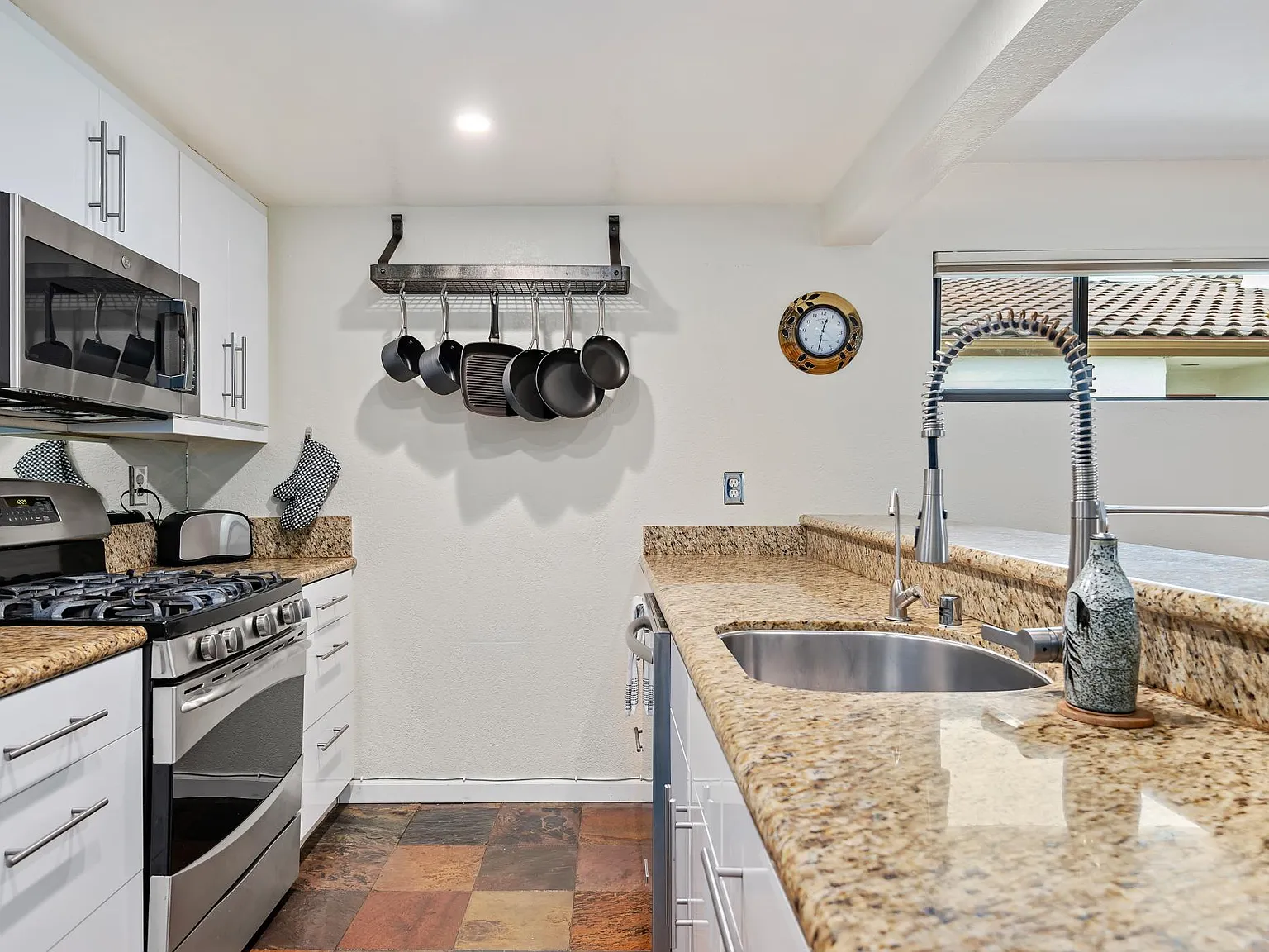 2051 Cliff Dr — Photo 4