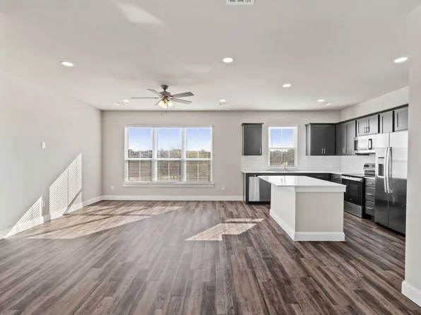 564 Edgewater Dr, Weatherford, TX 76087