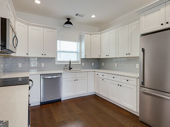 3rd image of 499 Little Oak St