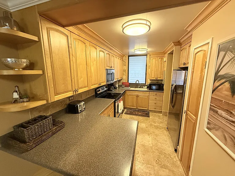 511 Hahaione St #1B — Photo 7