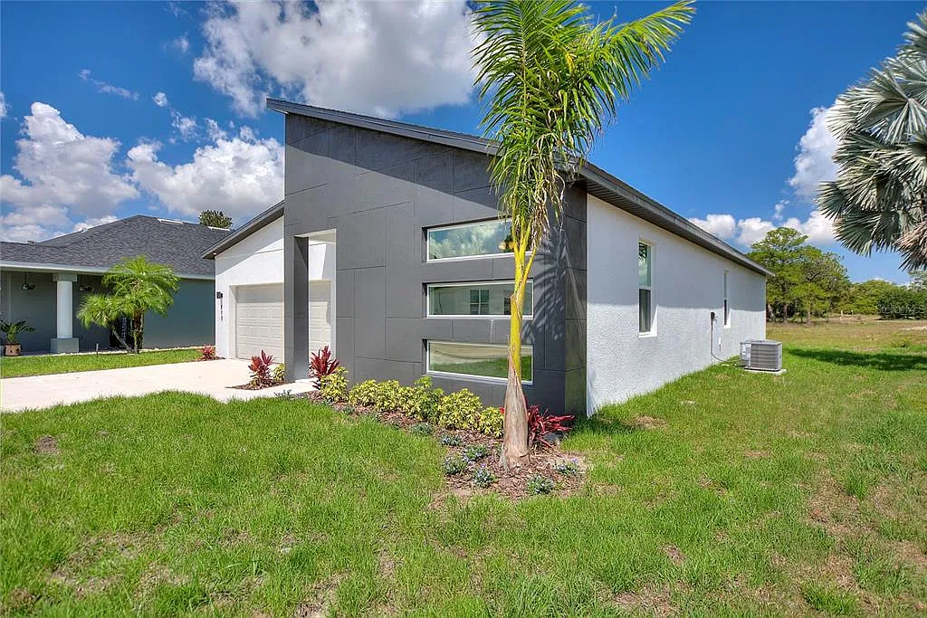 4 bed, 2.0 bath, 1790 sqft, $2,095 — Photo 3