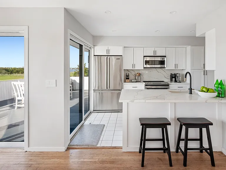88 Dune Rd — Photo 32