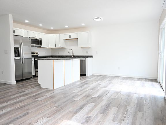 5th image of 215 8th St