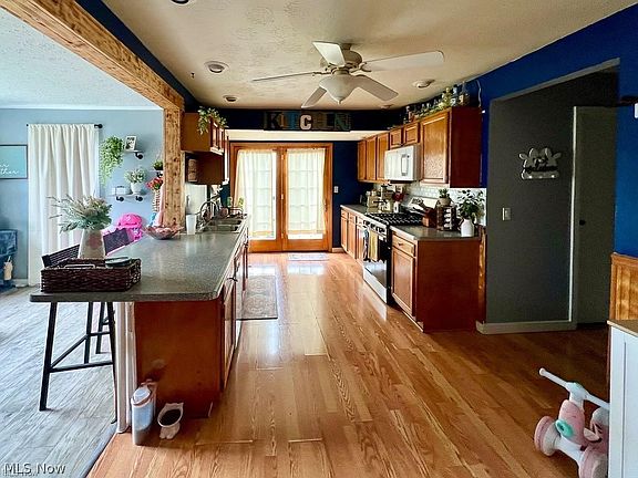3rd image of 516 W 10th St