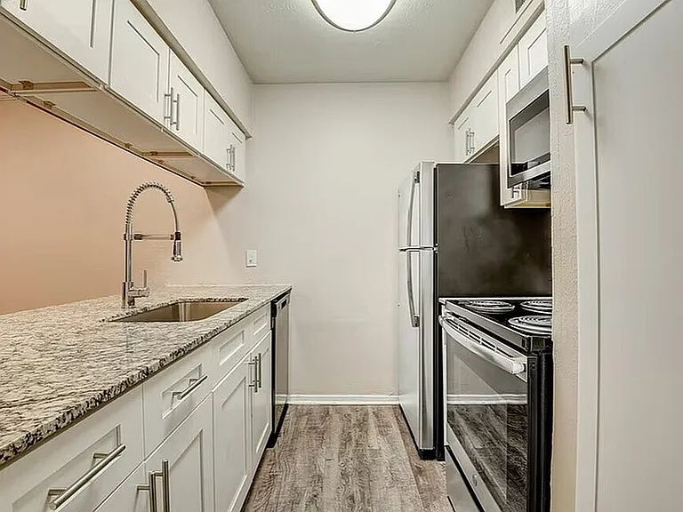 A2 - 1BD, 1BA - 692SF - Kitchen