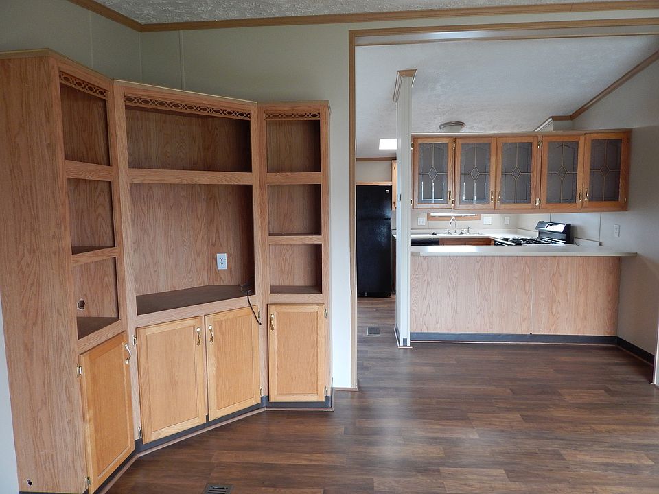 1st image of 44 Fir Dr W
