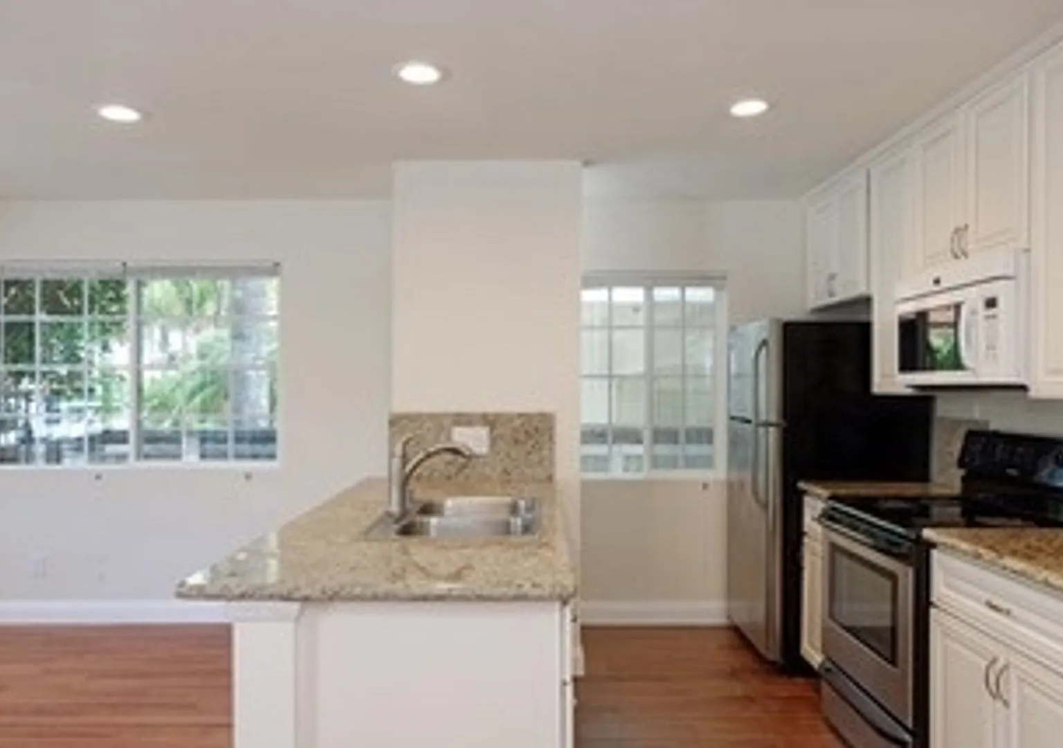 Luxury One Bedroom Apartment Home In la Jolla Village! Assigned Off Street Parking! In Unit Washe... — Photo 4