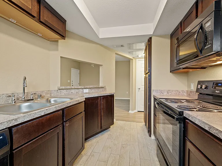 Stone Hill Apartments — Photo 28