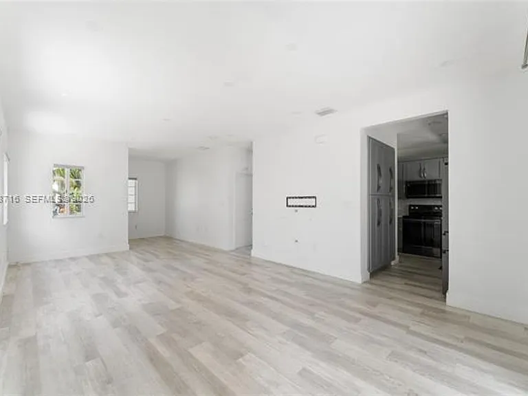 379 NE 31st Ave — Photo 4