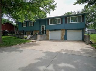 1406 Julie Dr, Wamego, KS 66547