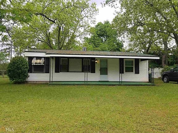 Beautiful corner lot conveniently located to YKK and Geico. Has Saint Augustine grass and nice, large garage for storage. Fenced in back yard. Recently remodeled with energy efficiencies. Available for long term rental with possible rent to own option